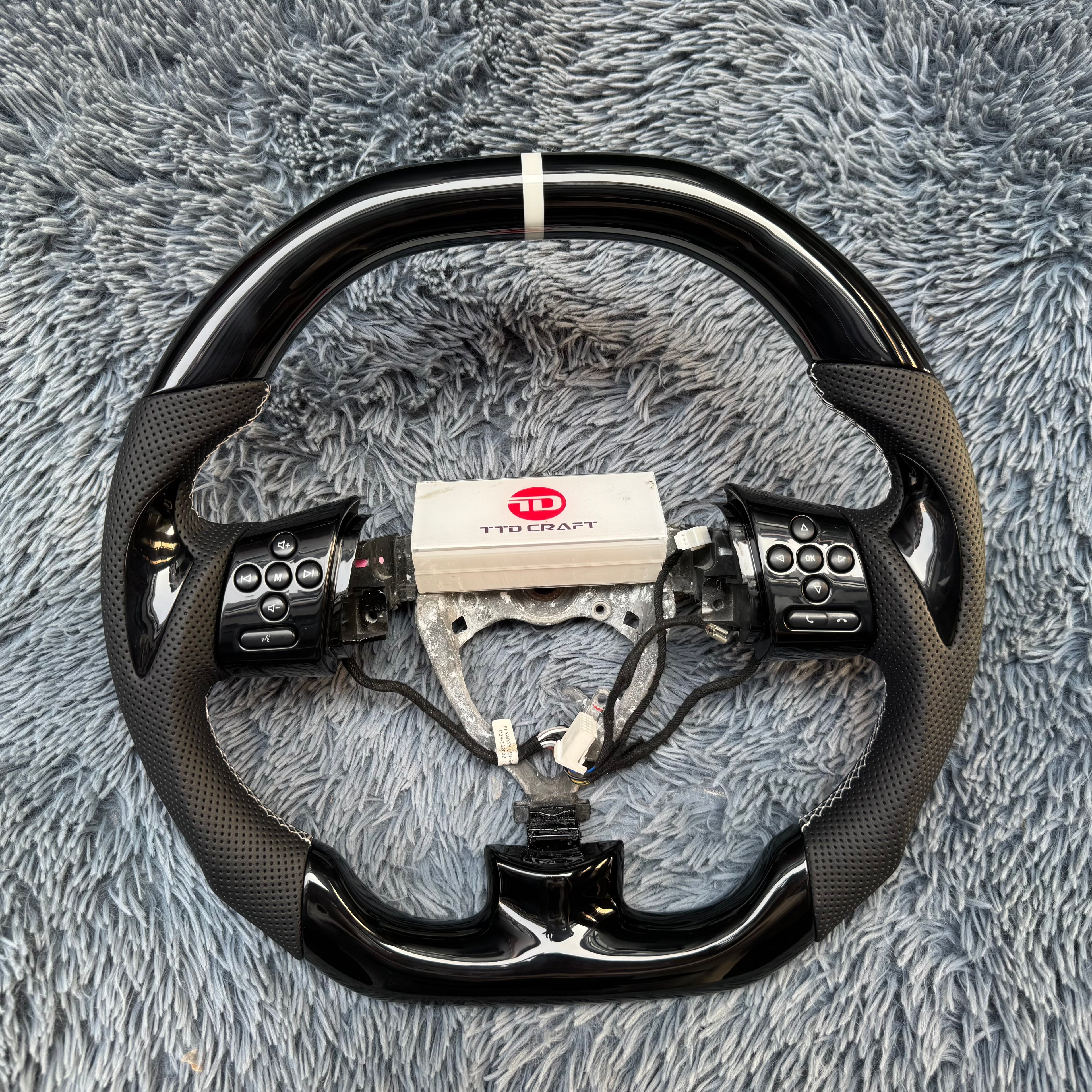 For Toyota 2007-2014 FJ Cruiser Piano Black Carbon Fiber Steering Wheel