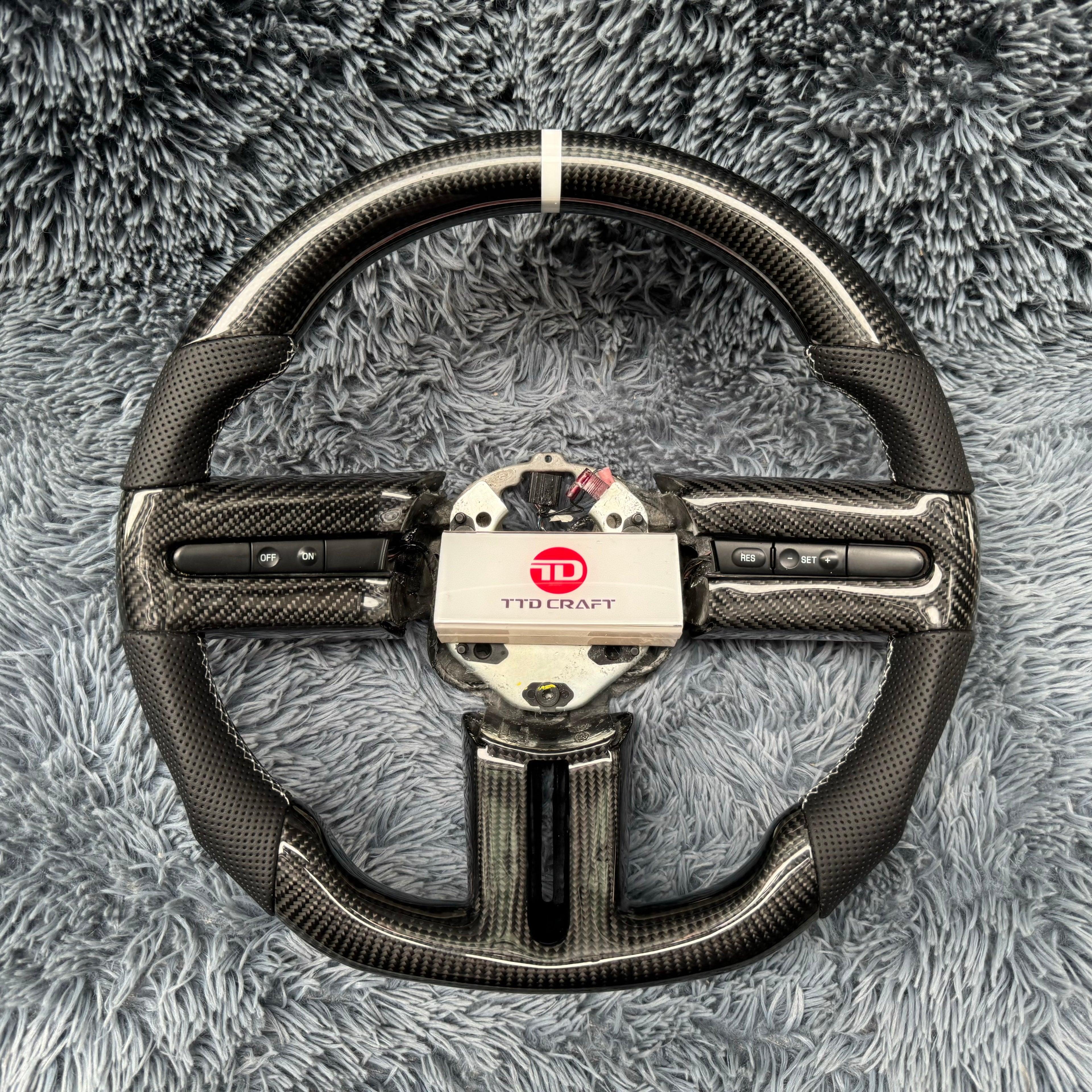 For Ford Mustang 2005-2009 Carbon Fiber Steering Wheel