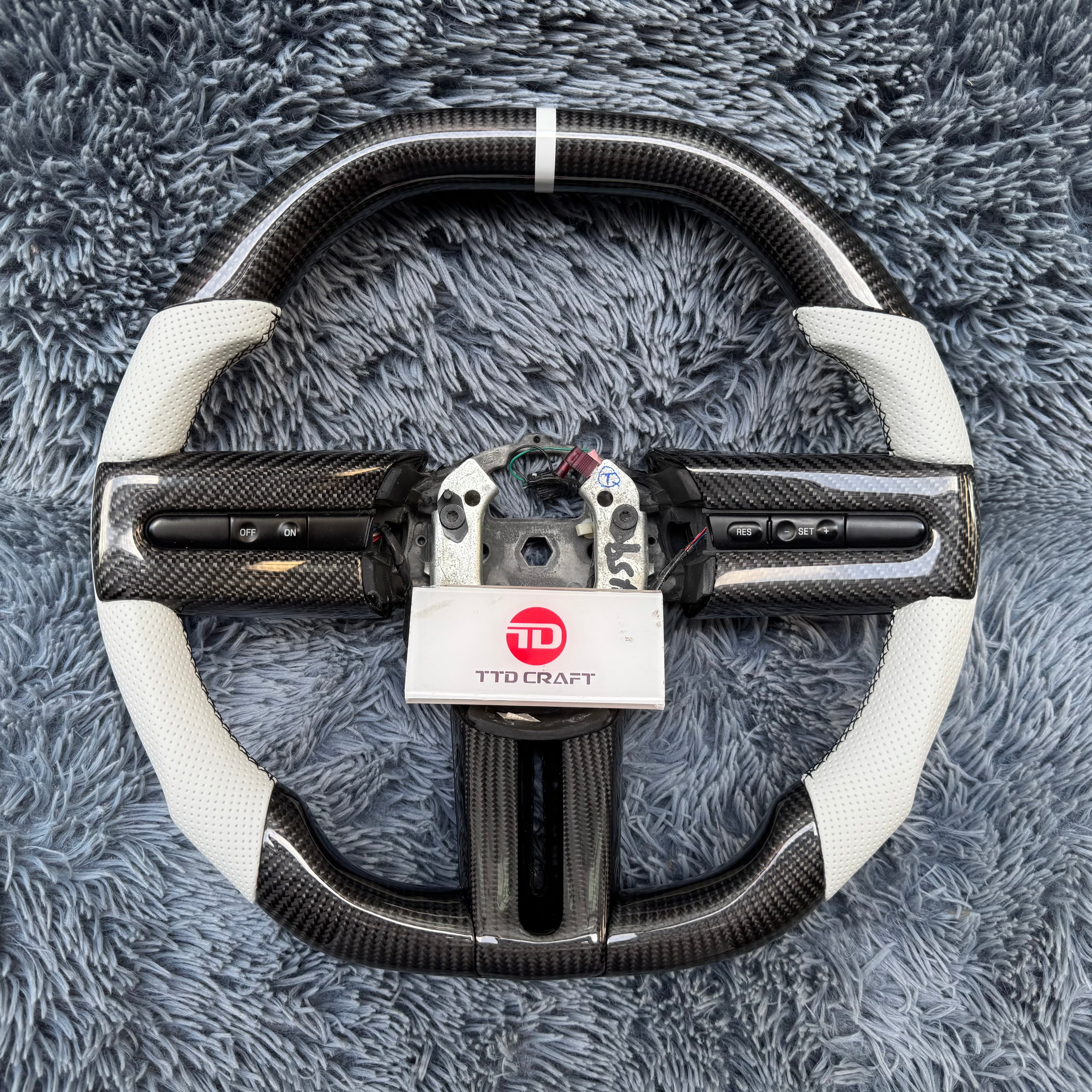 For Ford Mustang 2005-2009 Carbon Fiber Steering Wheel