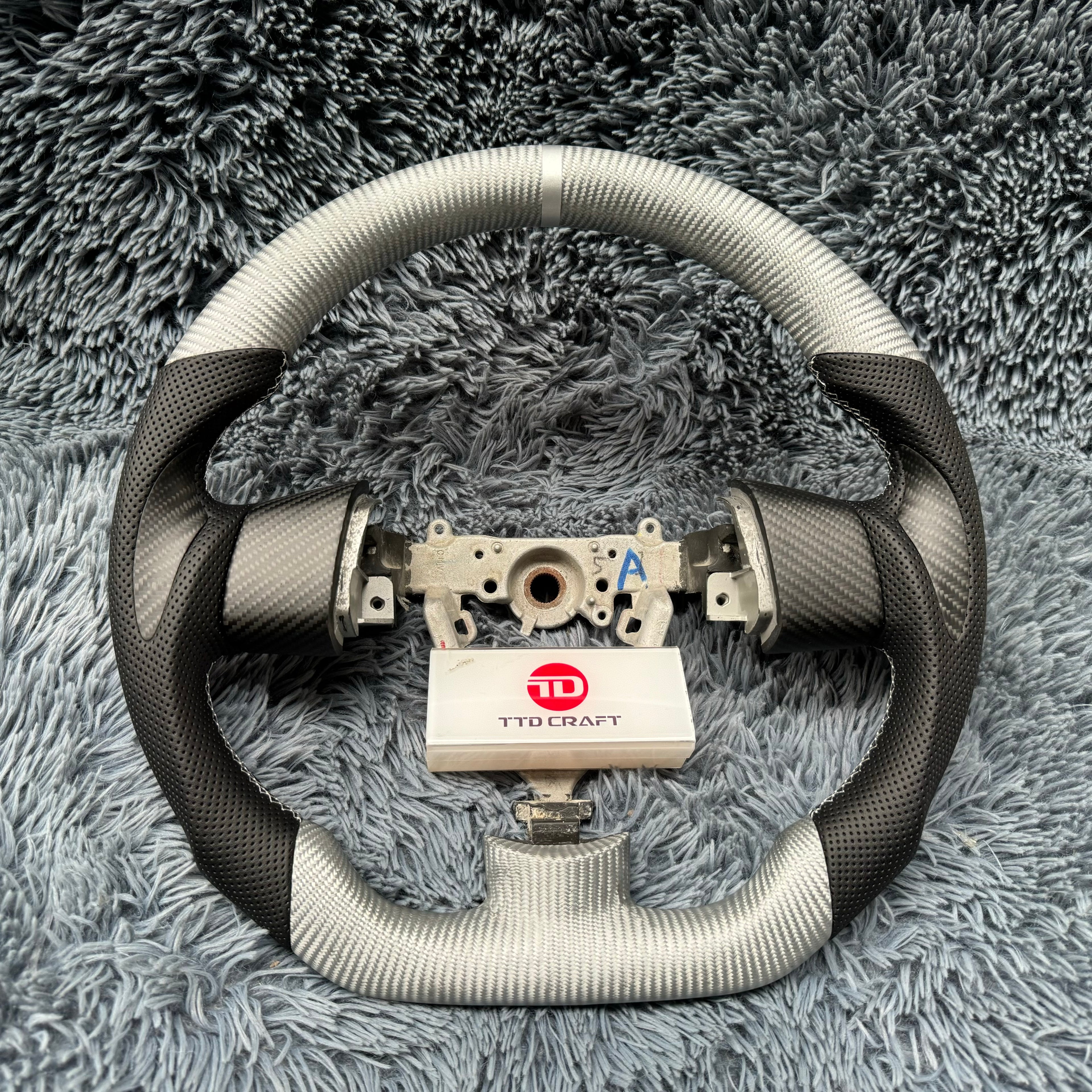For Toyota 2007-2014 FJ Cruiser Custom Carbon Fiber Steering Wheel