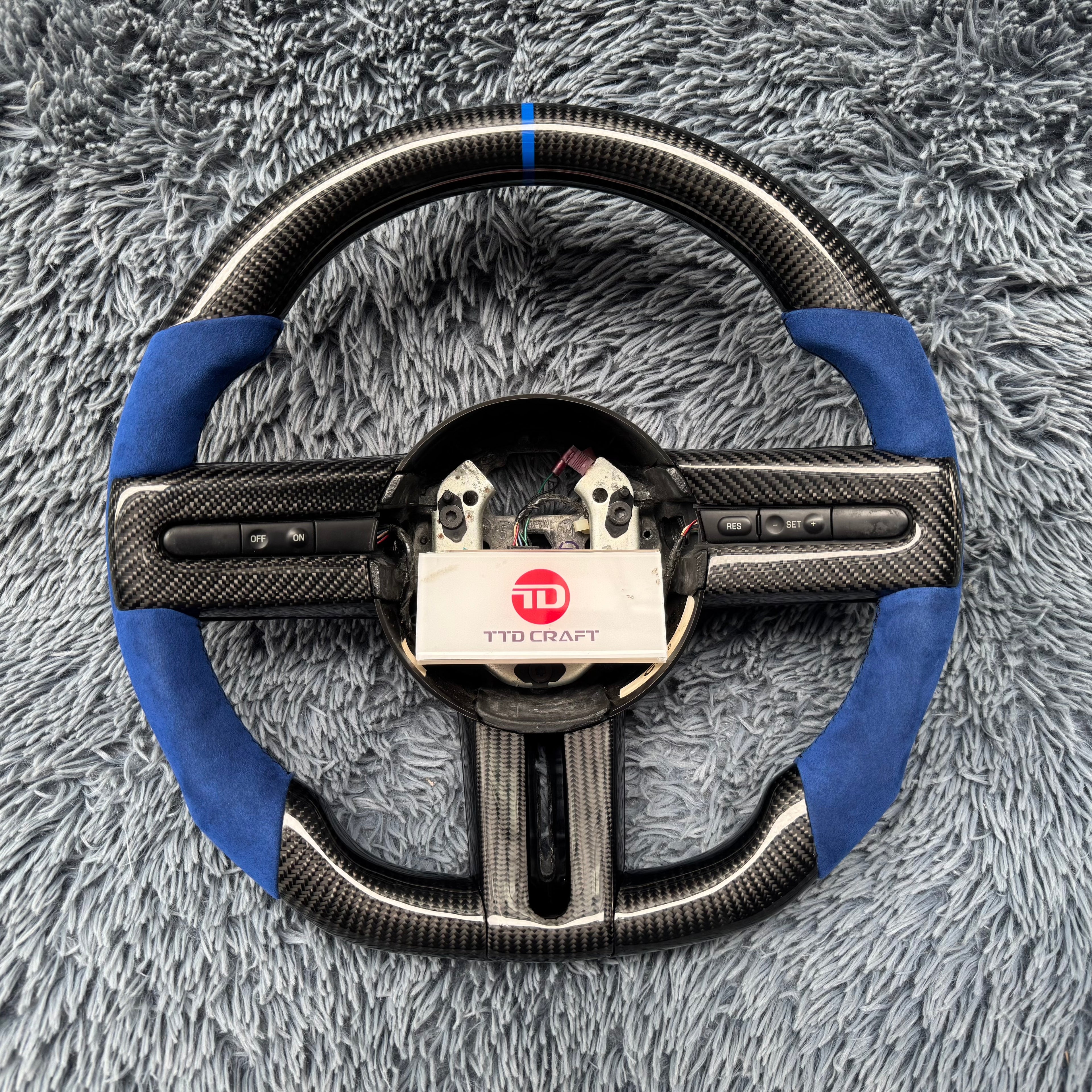 For Ford Mustang 2005-2009 Carbon Fiber Steering Wheel
